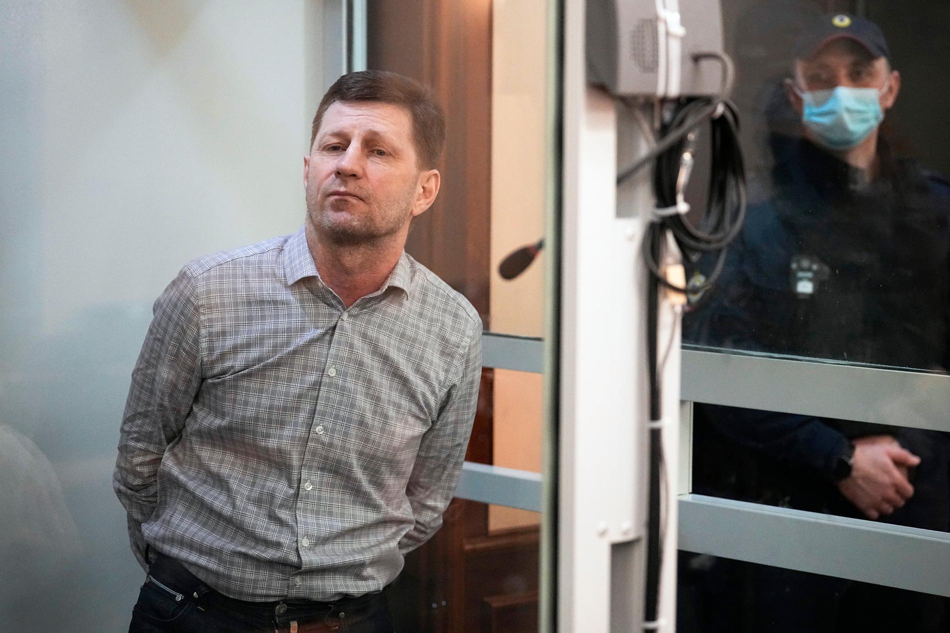 Sergej Furgal i samband med rättegången i Moskva dit han fördes efter att ha gripits av spetsnaz-soldater.