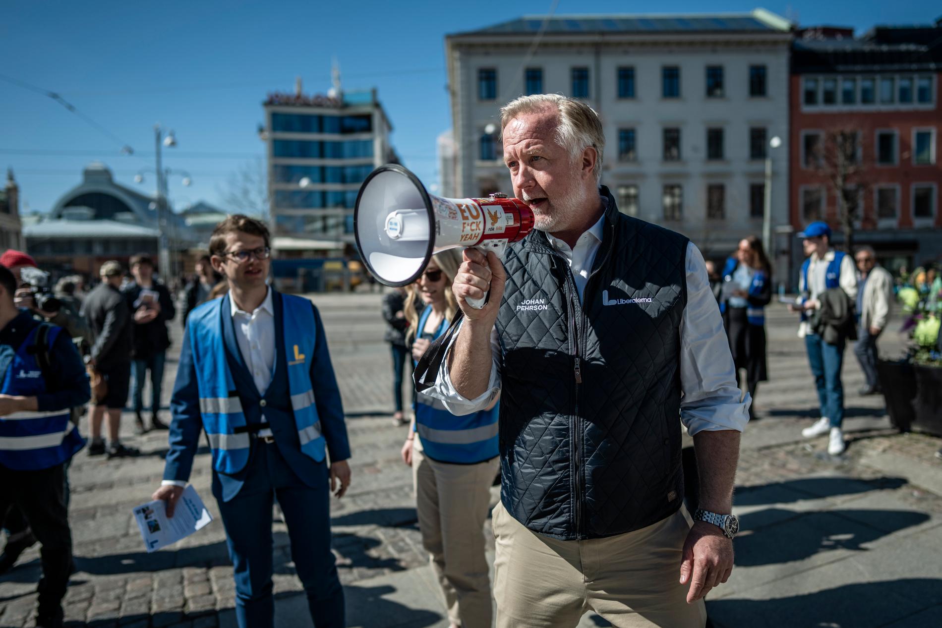 Johan Pehrson träffar partifolk på Kungsportsplatsen i Göteborg.