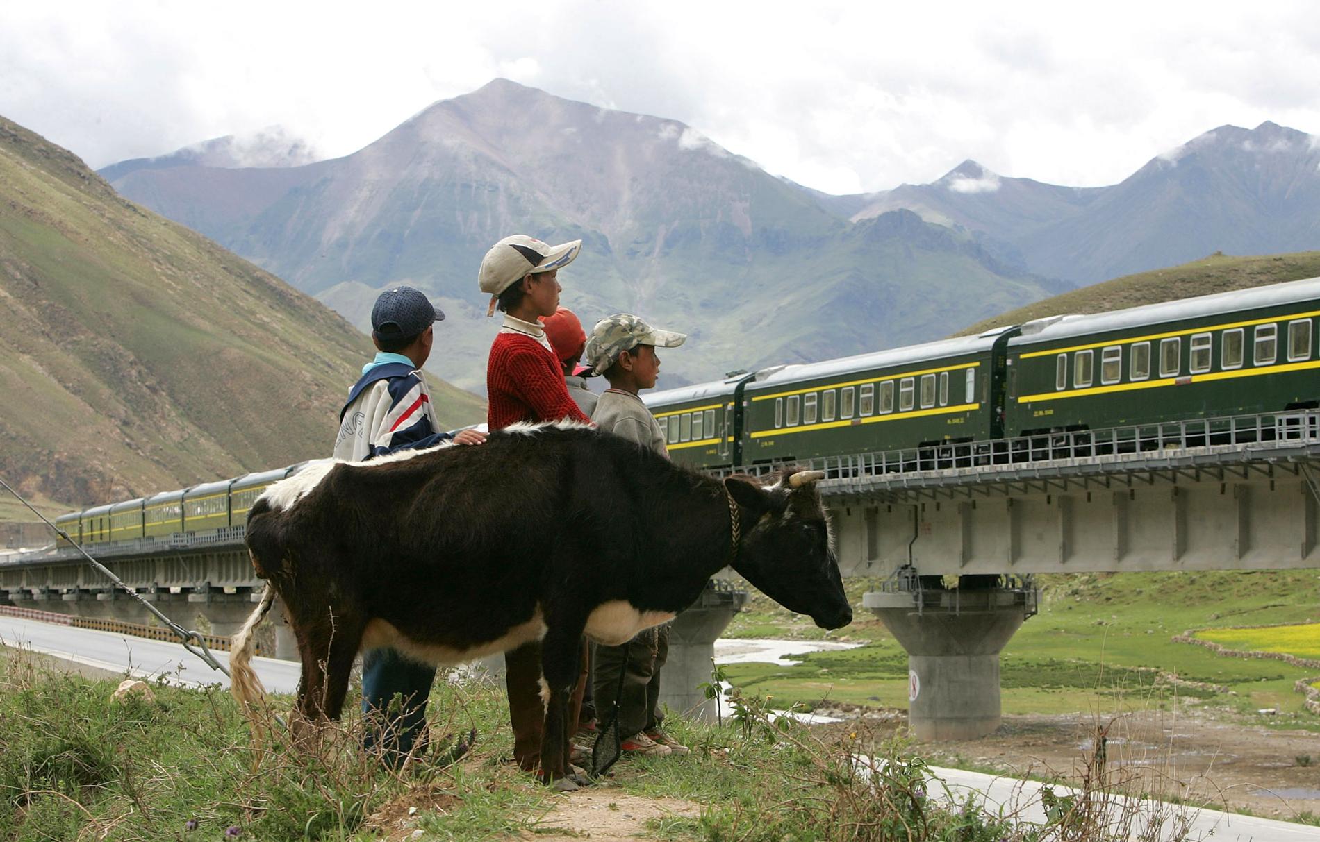 Det första tåget rullade in från Kina till Tibets huvudsstad Lhasa sommaren 2006. Om några år kan det fortsätta ändå till Nepal.