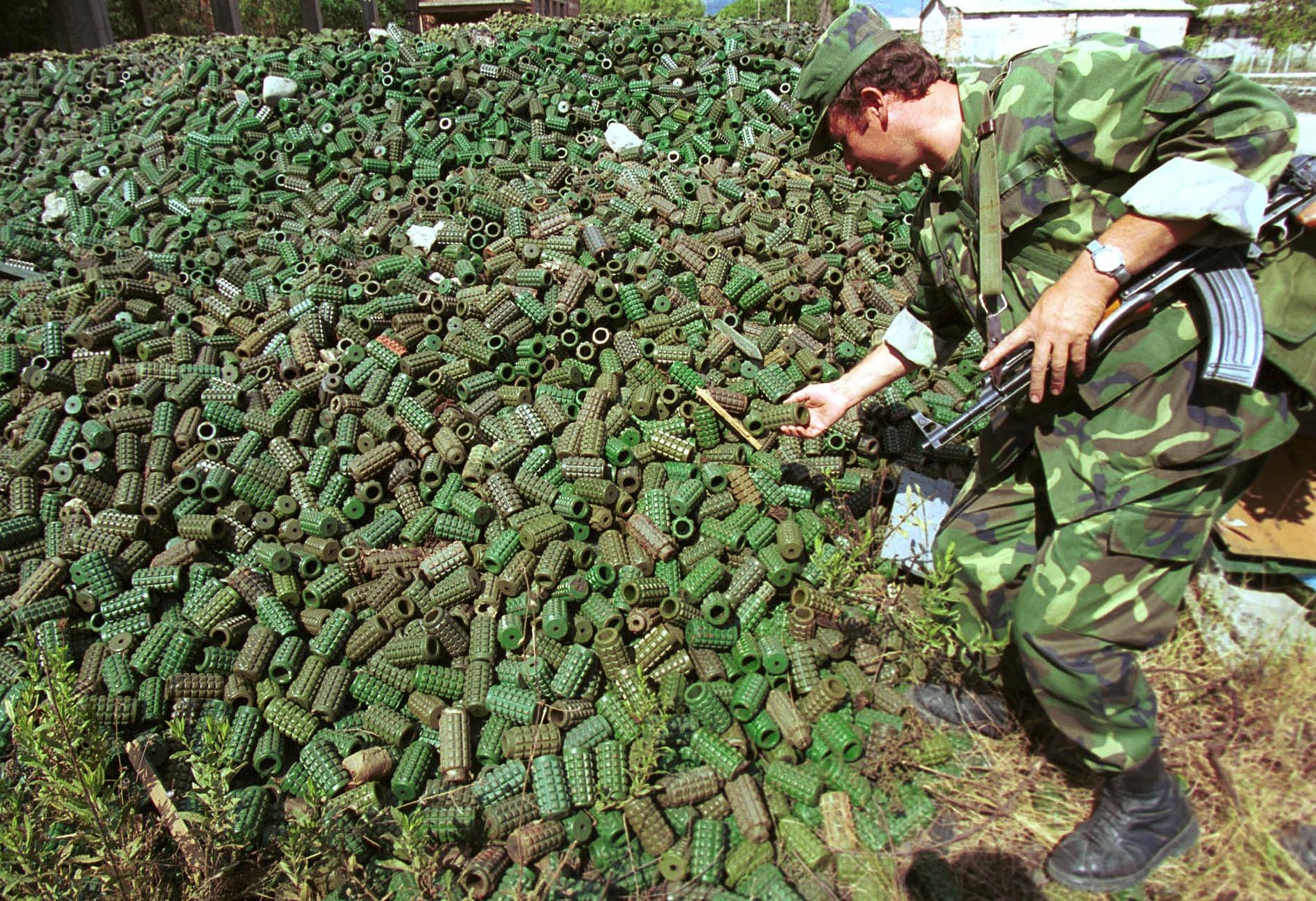 160 länder är del av den konvention som vill eliminera personminor. Här en bild på personminor i Albanien som ska förstöras. USA:s förre president Barack Obama har tidigare förbjudit amerikanskt användande av personminor, ett beslut som nuvarande president Donald Trump häver. Arkivbild.
