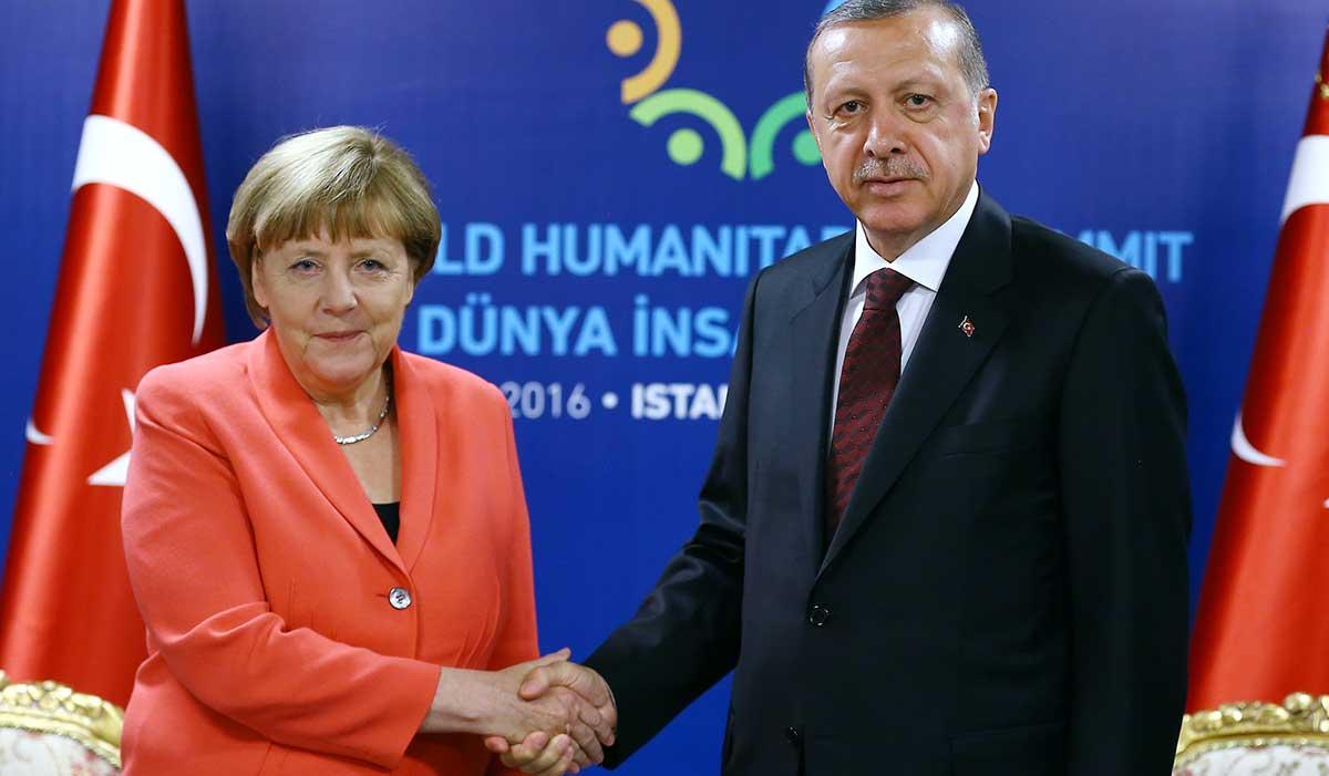 Kraftmätning pågår Tysklands Angela Merkel och Turkiets Recep Tayyip Erdogan vid World Humanitarian Summit i Istanbul i förra veckan.