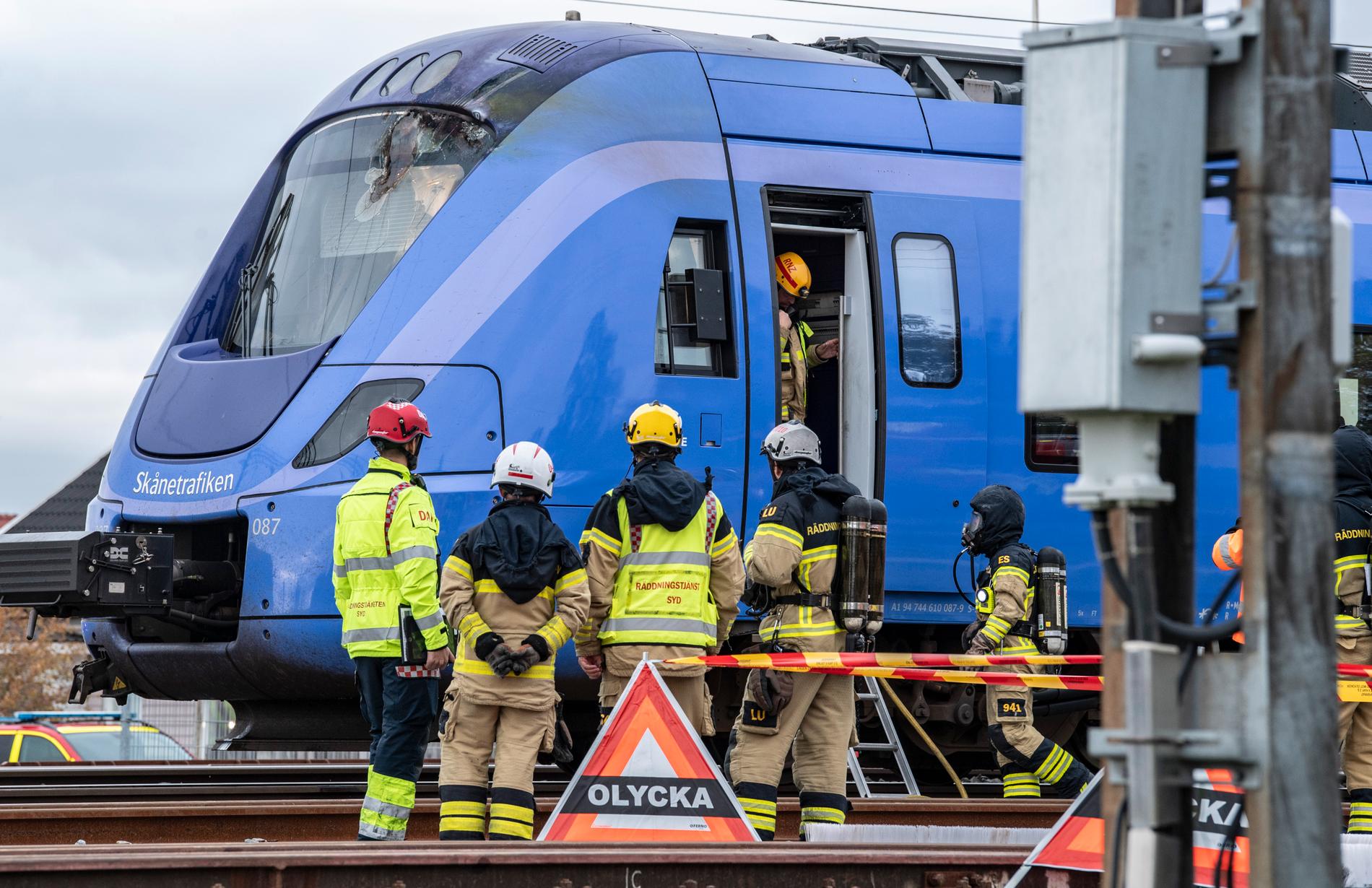 Polis, räddningstjänst och tågpersonal på plats vid det pågatåg som började brinna längst fram vid förarplatsen då det befann sig strax norr om stationen i Eslöv på måndagseftermiddagen.