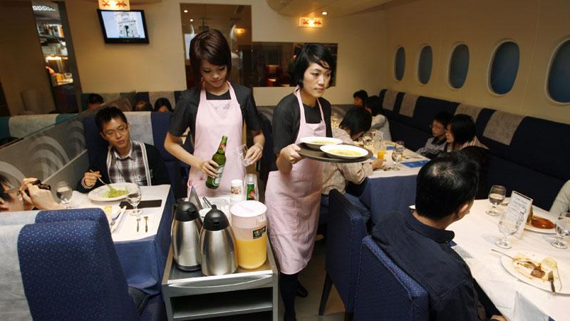 Drinkvagnen rullar fram och du blir serverad av servitriser klädda som flygvärdinnor i A380-restaurangen i Taipei, Taiwan.