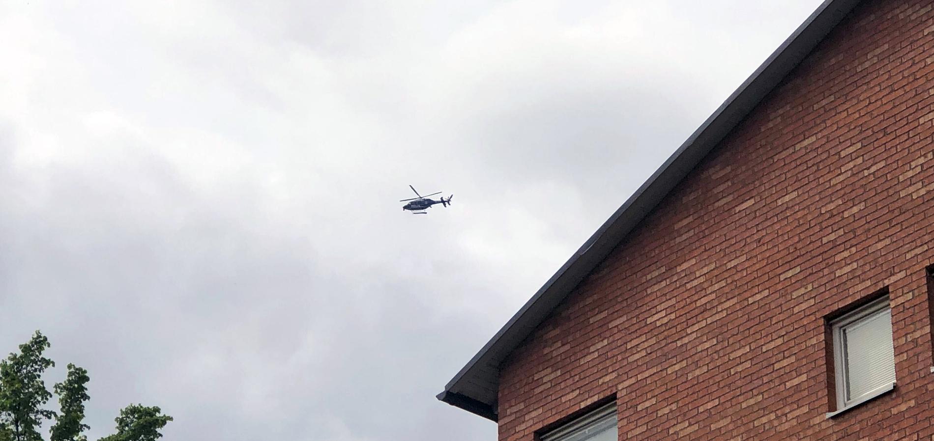 Polisens helikopter syns hovra över platsen. 