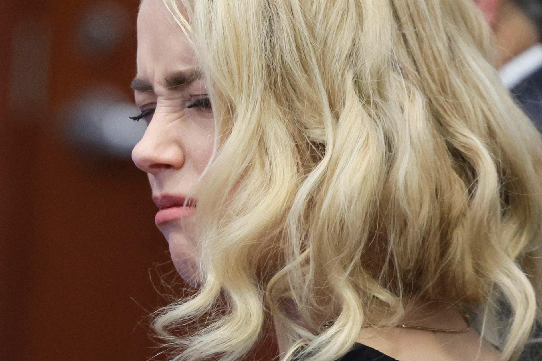Amber Heard reagerar efter att domen har lästs upp.