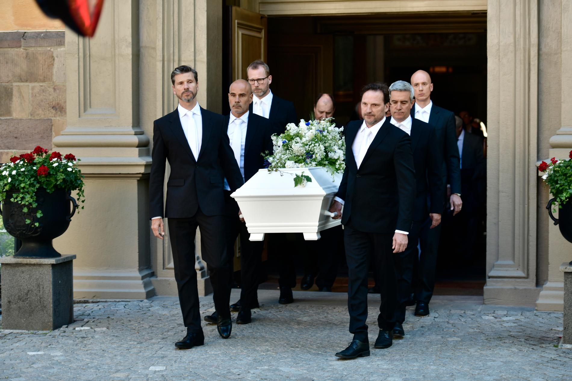 Systersonen Lars Bethke, längst till vänster, var en av dem som bar ut Bibi Anderssons kista ur kyrkan efter begravningen i Stockholm.