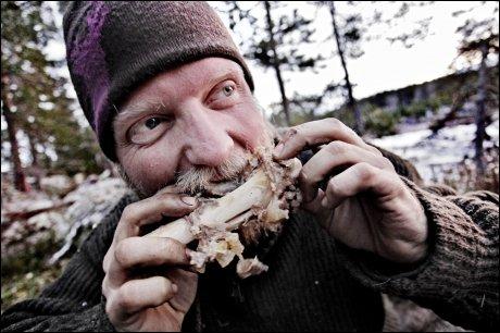 Här äter Kristoffer Clausen kött, som han påstår att han fångat själv.