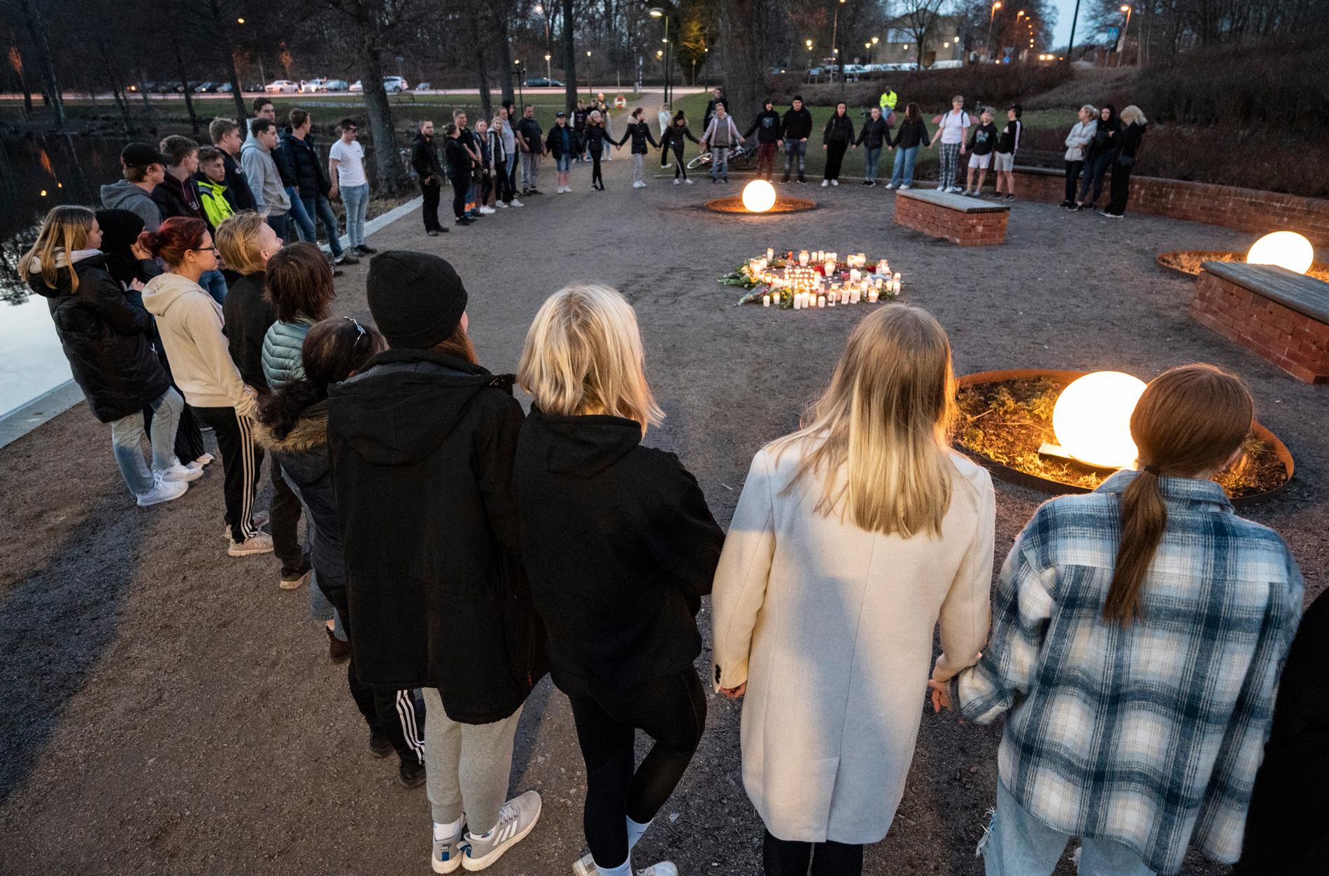 Blommor och ljus på den minnesplats som skapats vid Tjurasjö vid stationen i Höör på onsdagskvällen efter att den 18-årig flicka som varit försvunnen hittats död.