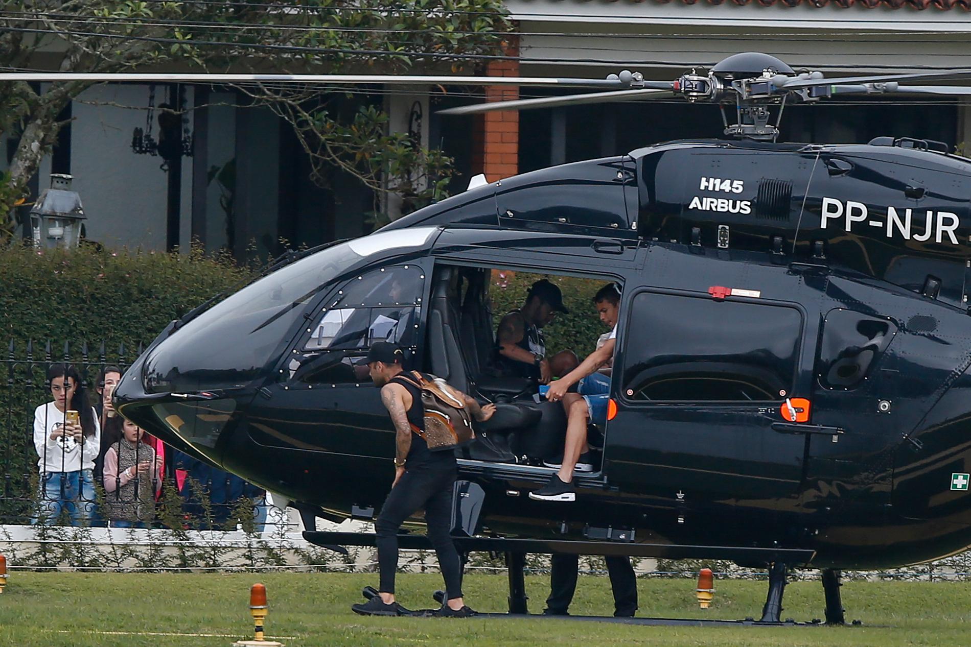 Neymar kom med helikopter till träningen.