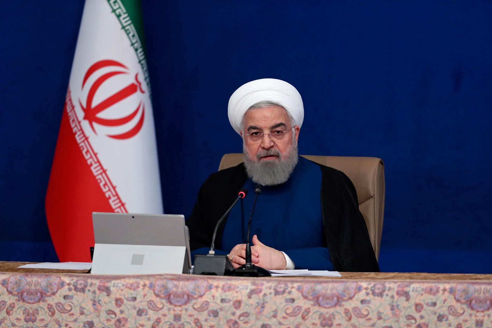 Irans president (bilden) samt landets högste ledare anklagar Israel för att ligga bakom mordet på kärnfysikern Mohsen Fakhrizadeh.