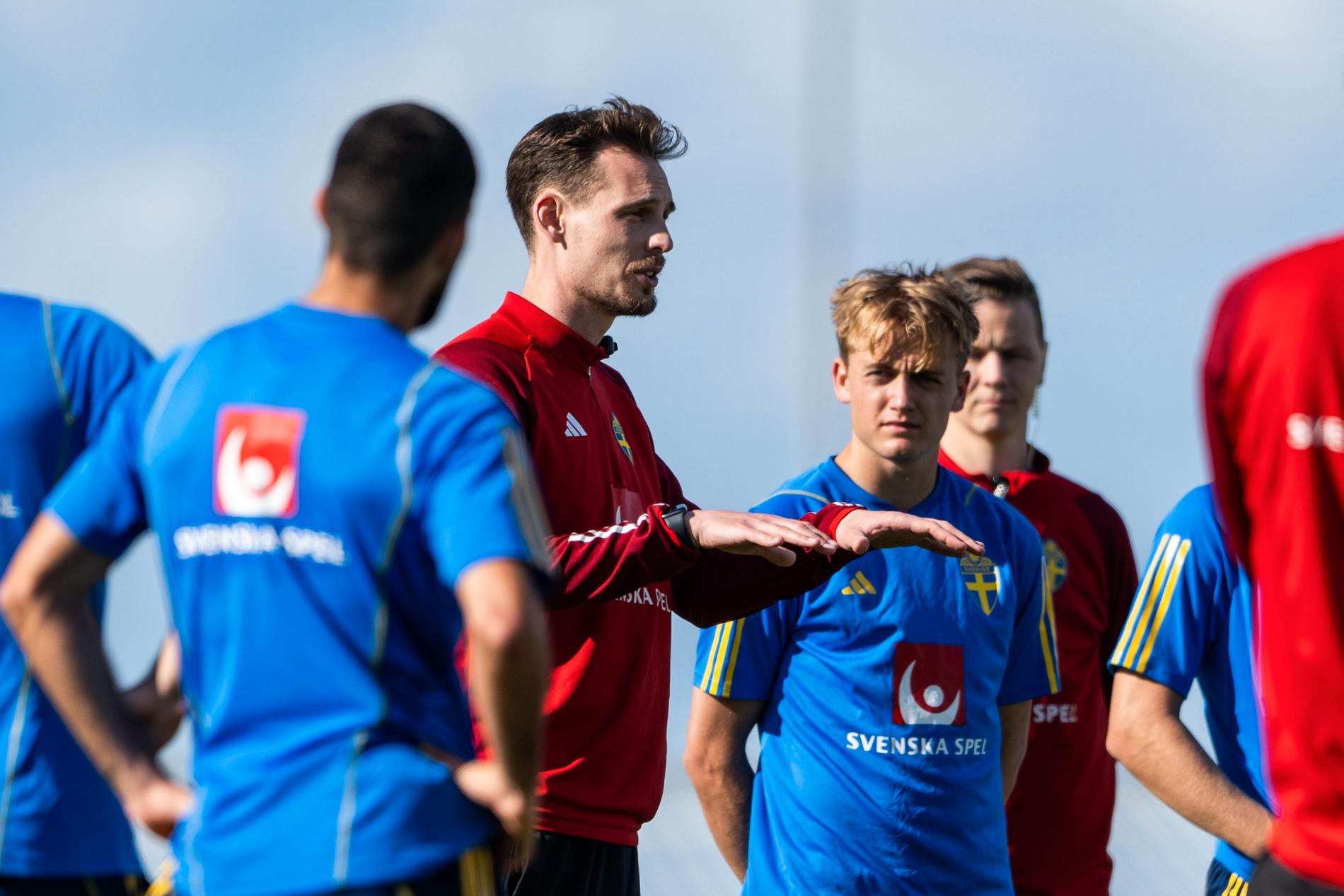 Daniel Bäckström instruerar spelarna under en träning på Cypern. 