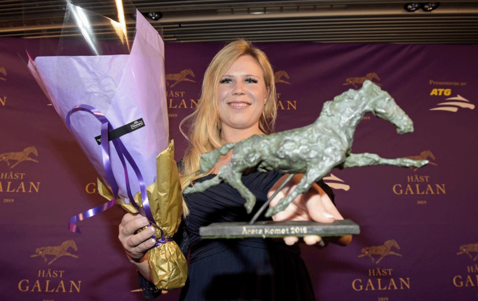 Emilia Leo mottog priset som Årets Komet för 2018 på Hästgalan.
