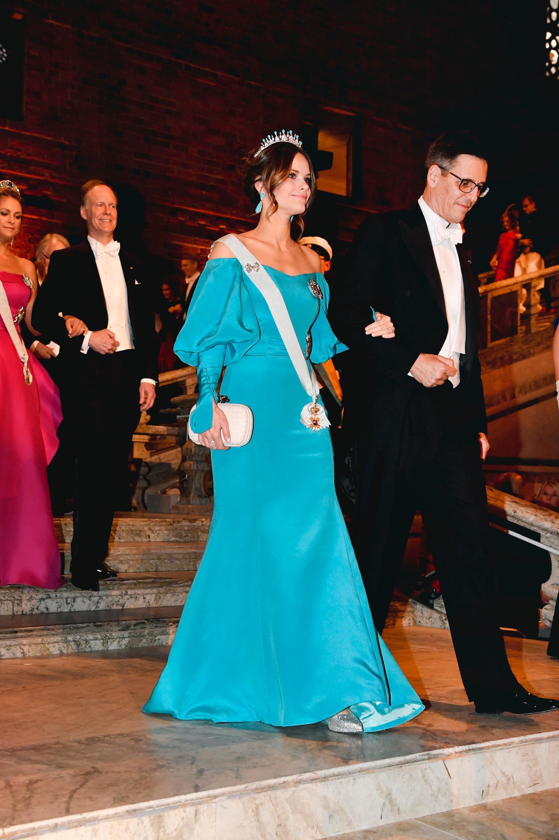 Prinsessan Sofia och Didier Queloz, Nobelpristagare i fysik anländer till Nobelbanketten i Stockholms stadshus.