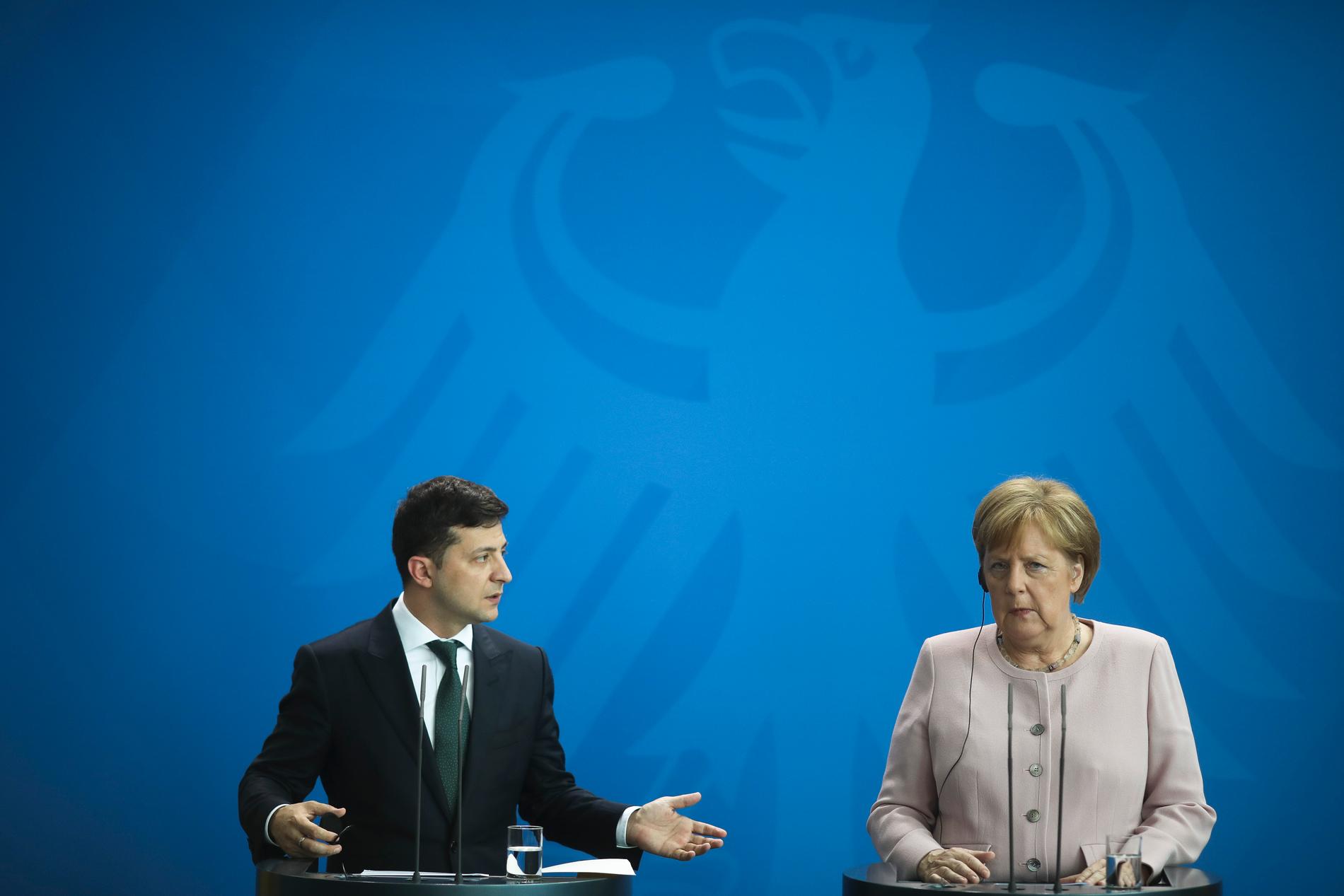 Ukrainas president Volodymyr Zelenskiy tillsammans med Tysklands förbundskansler Angela Merkel vid ett möte i Berlin tidigare i juni. Arkivbild.