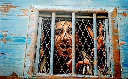 Kareem Amer sitter isolerad i häkte, anklagad för att ha förolämpat islam och president Mubarak i sin blogg.