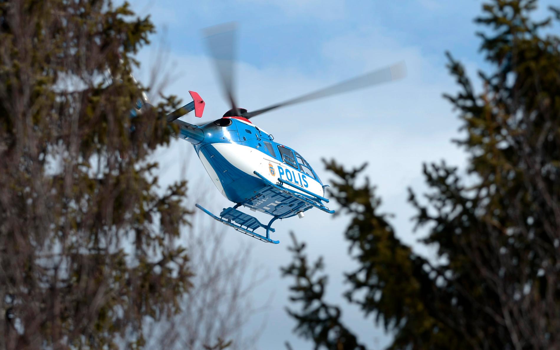 Helikoptrar söker efter den försvunne mannen i Åre. Arkivbild.