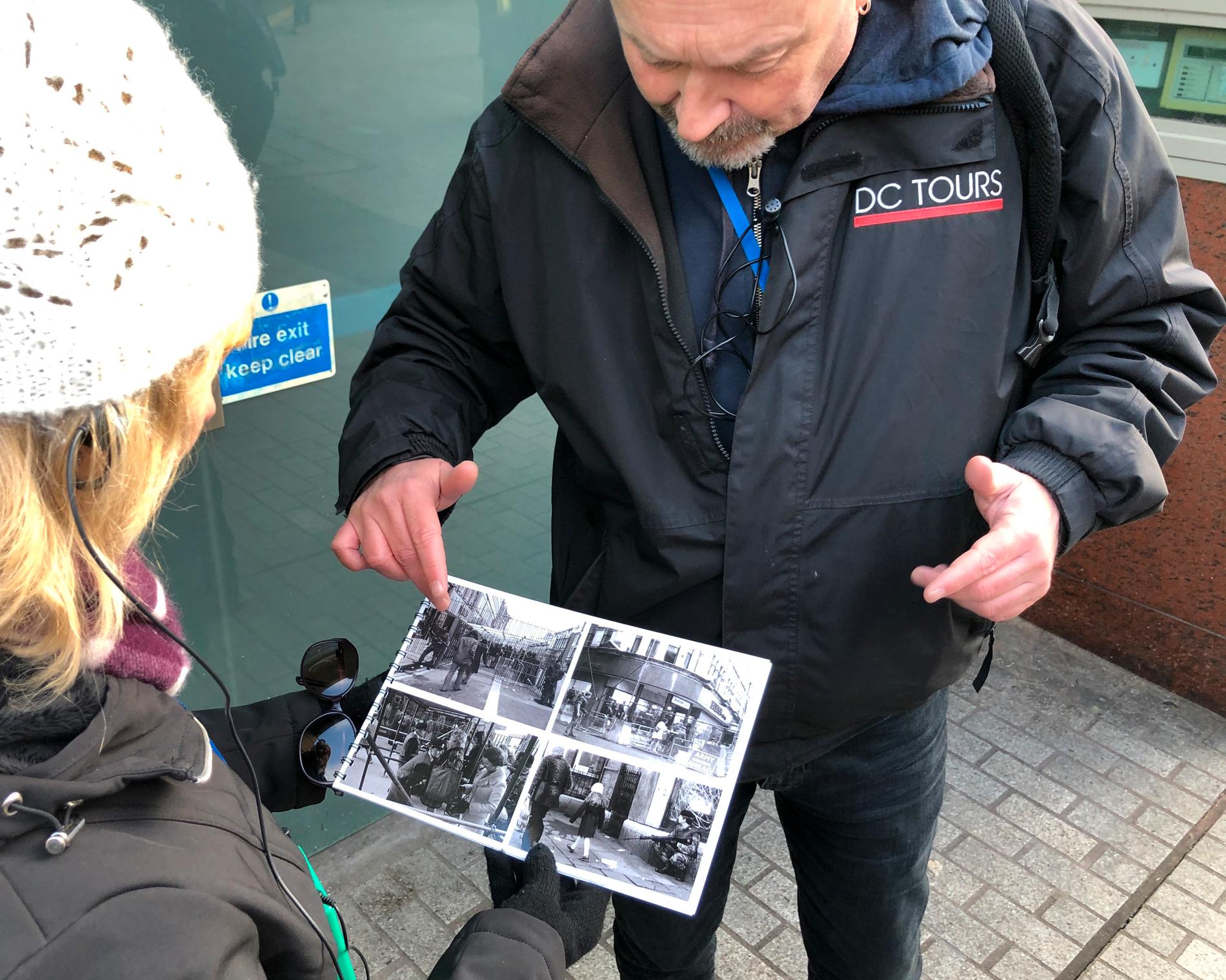 Turistguiden Paul Donnelly visar bilder på offer och bombdåd från de värsta orosåren under 1970- och 80-talen.