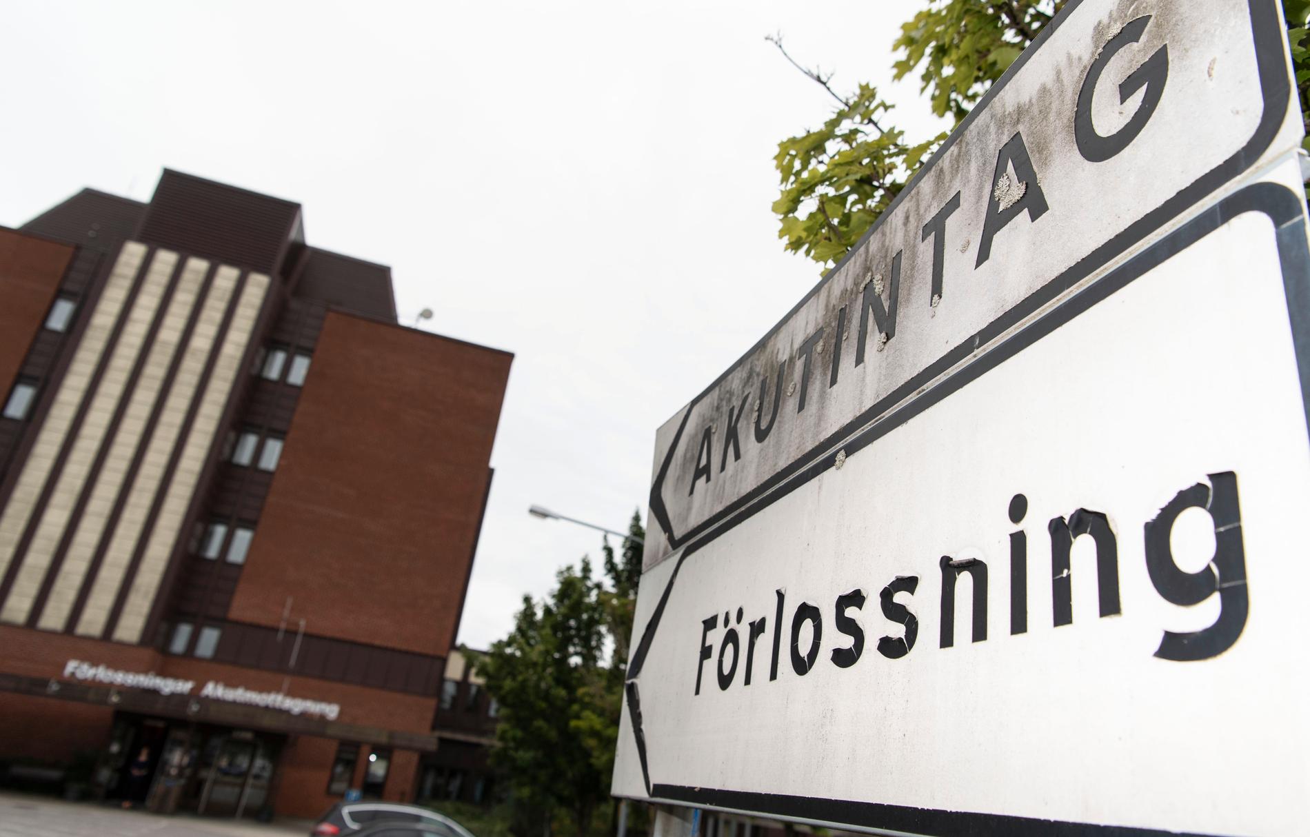 En byggnad på sjukhusområdet i Karlskrona flyttas. Arkivbild.
