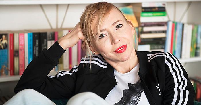 Jenny Jägerfeld (f. −74) har tidigare skrivit sex barn- och ungdomsromaner. Hennes  andra, ”Här ligger jag och blöder”, fick Augustpriset 2010.