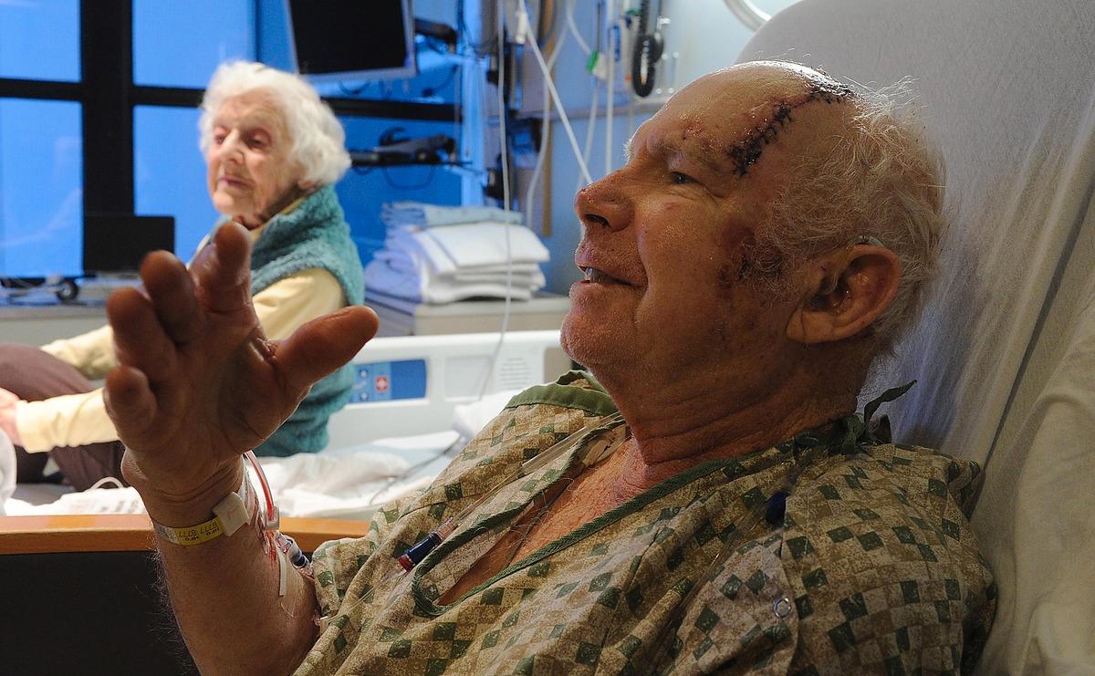 Överlevde attacken George Murphy, 82, var nära att stryka med när en uppretad älg attackerade honom. Men hans fru Dorothea, 85, klev mellan och lyckades skrämma bort älgen genom att slå mot den med en spade. George kom undan med ett jack i huvudet och flera brutna revben.
