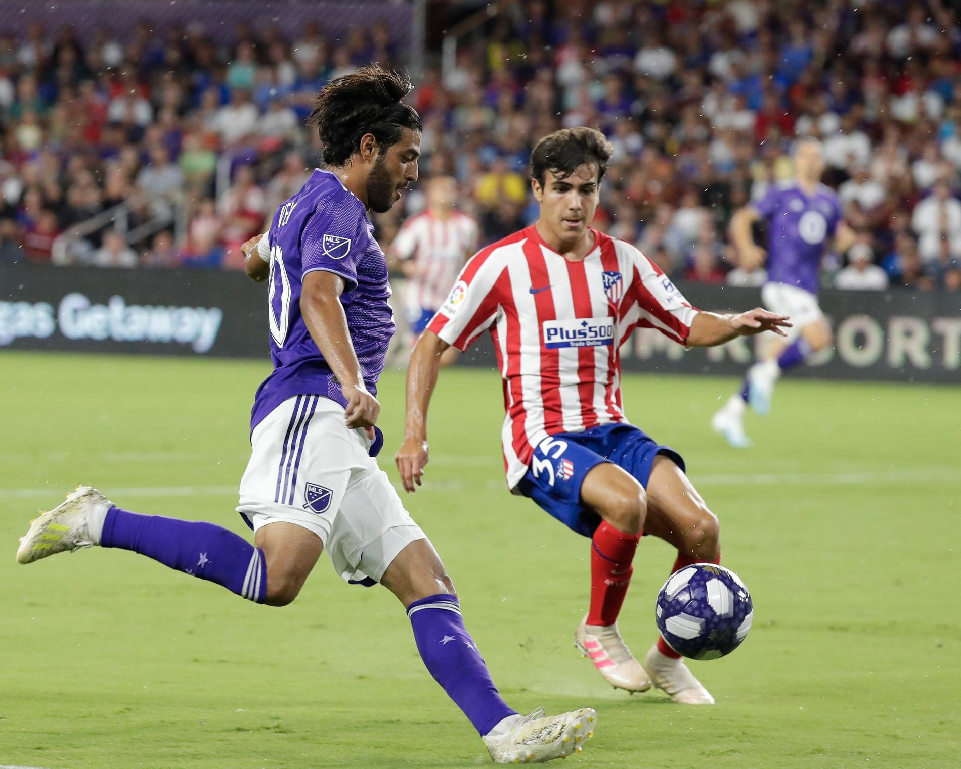 Carlos Vela från Los Angeles FC mot Atlético Madrids försvarare Manu Sánchez i onsdagens match i Orlando.
