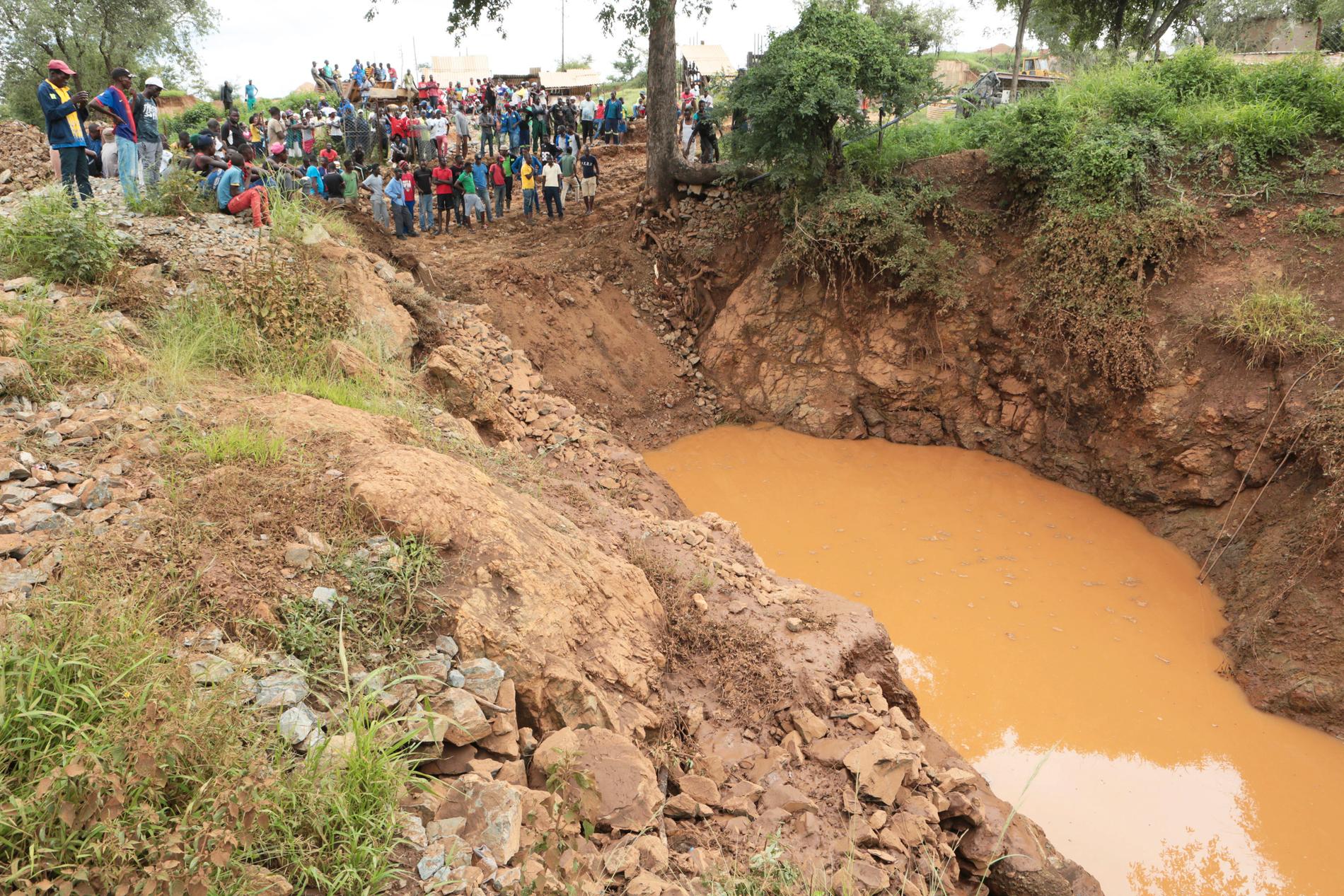 Minst 60 personer befaras ha omkommit i översvämmade gamla guldgruvor i Zimbabwe.