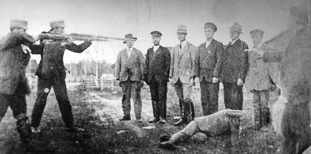 Tillfångatagna rödgardister avrättas i Tammerfors 1918.