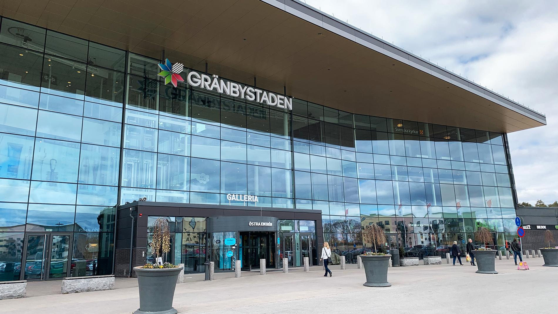 Omkring 10 miljoner besökare åker till Grännbystaden varje år. 