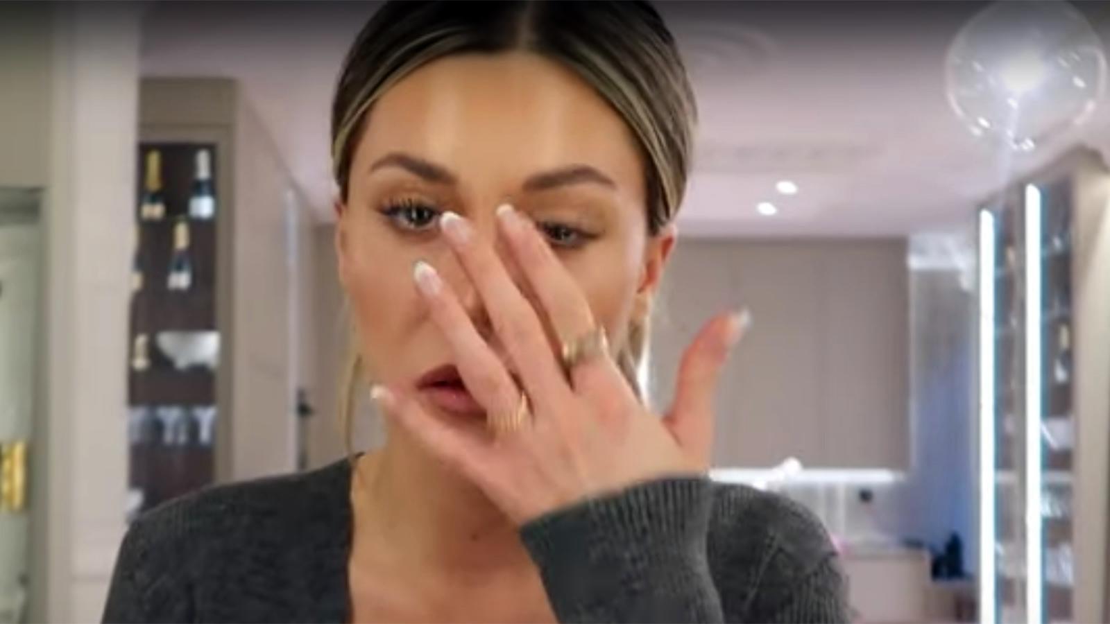 Bianca Ingrosso bekräftar uppbrottet i en Youtube-video och kan inte hålla tårarna borta.