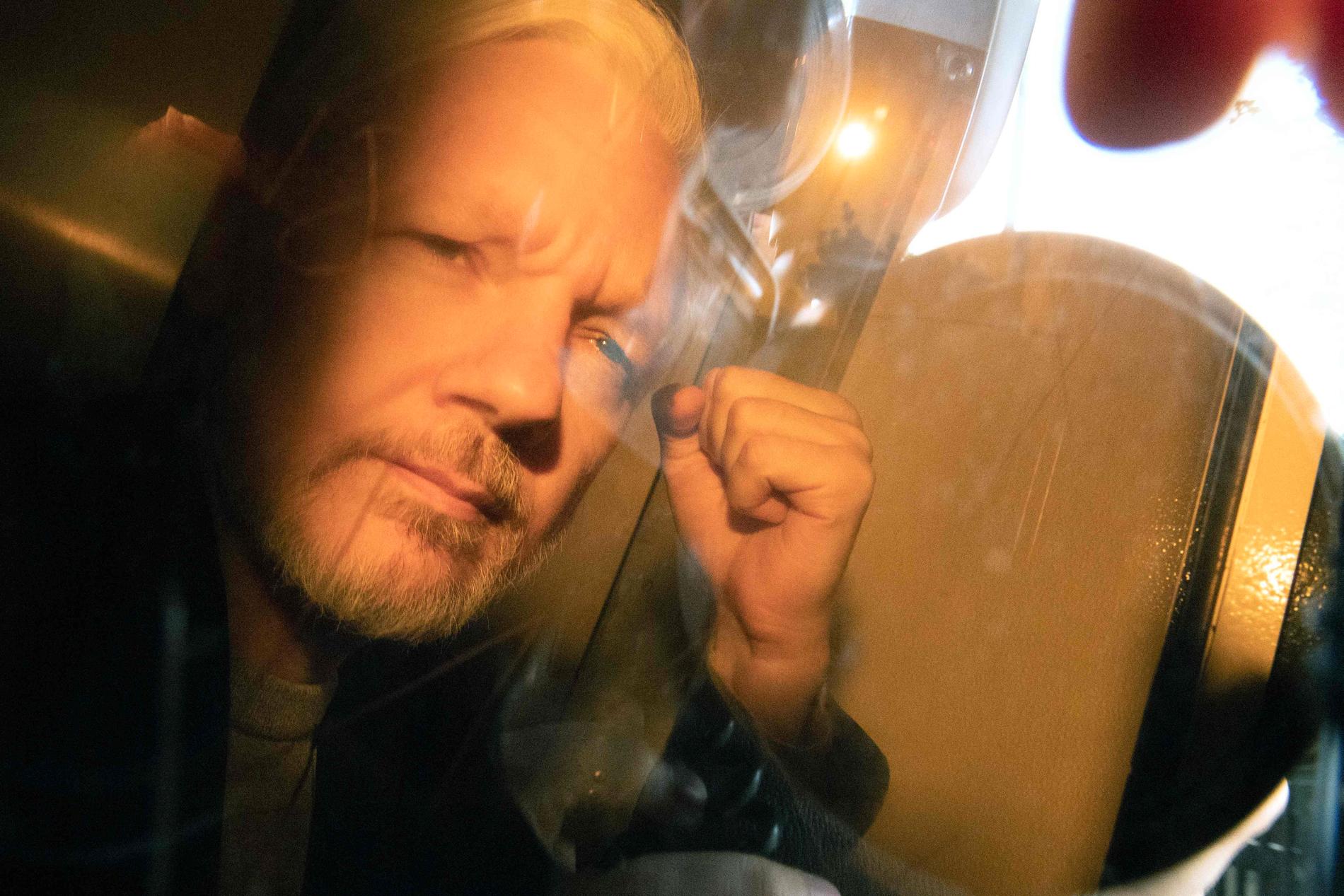 Julian Assange i fångtransporten.
