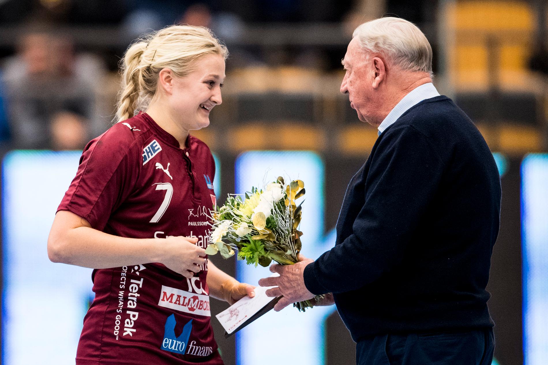 Hanna Blomstrand fick innan kvällens match mot Kristianstad pris för Skånes bästa spelare.