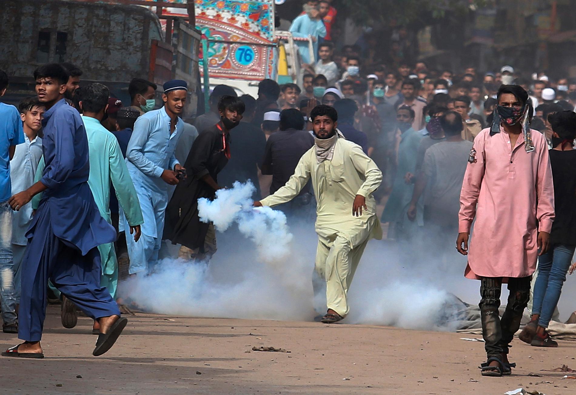 Polis avfyrade tårgas för att skingra en av TLP:s protester i Karachi i måndags.