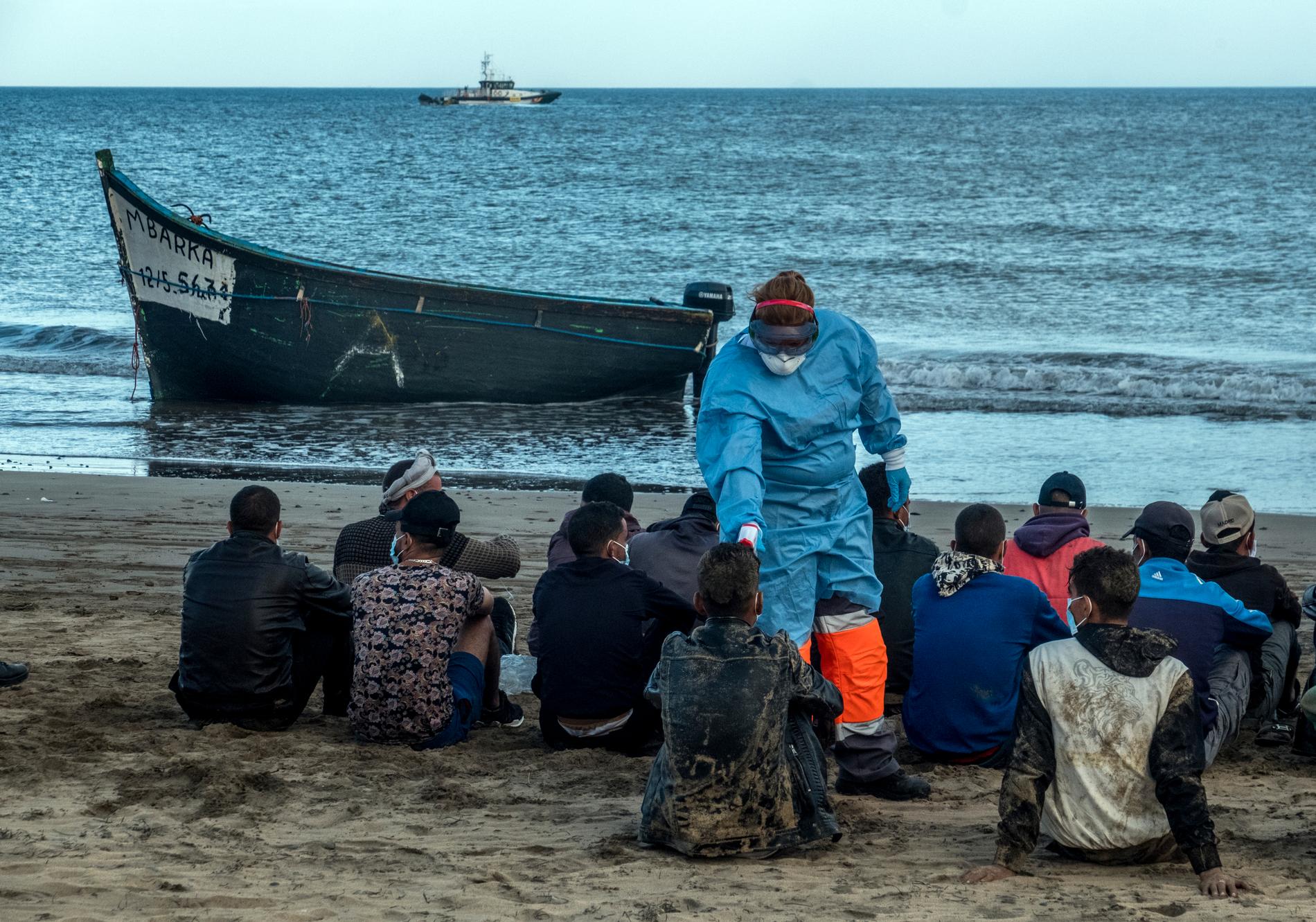 Rutten från Västafrika till Kanarieöarna beskrivs som betydligt farligare än den över Medelhavet. På bilden har migranter just anlänt till öarna i en enkel träbåt i oktober i år.