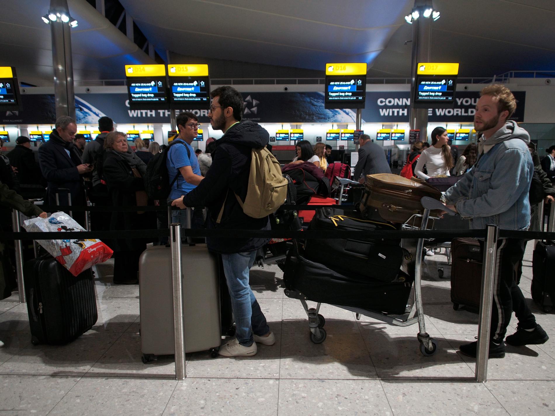 Londonflygplatsen Heathrow fick stoppa avgångar med anledning av ett drönarlarm på tisdagskvällen.