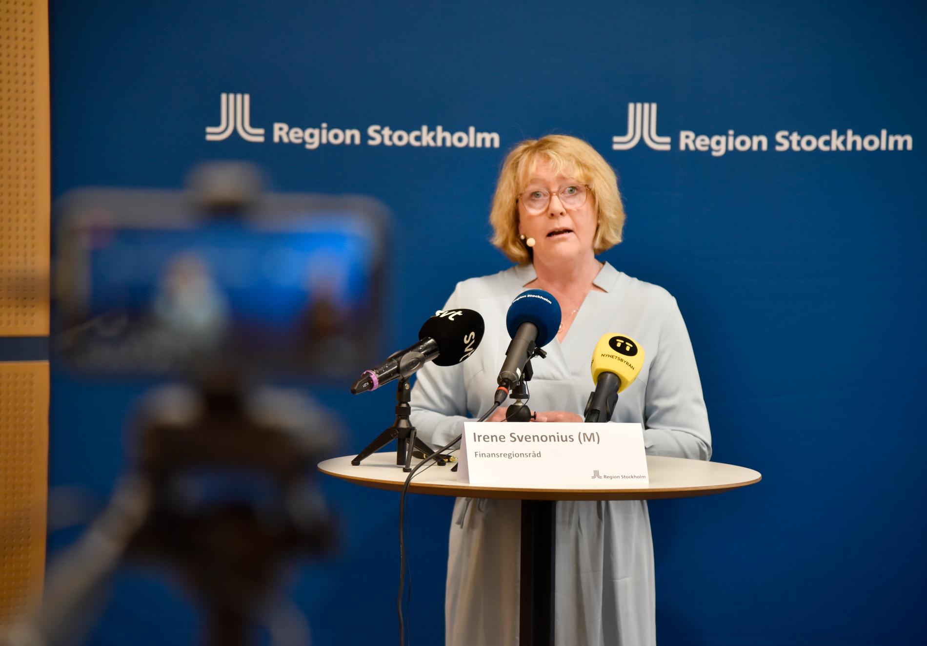 Irene Svenonius har en makalös förmåga att ducka från allt ansvar. Också om de struliga vaccineringarna i region Stockholm.