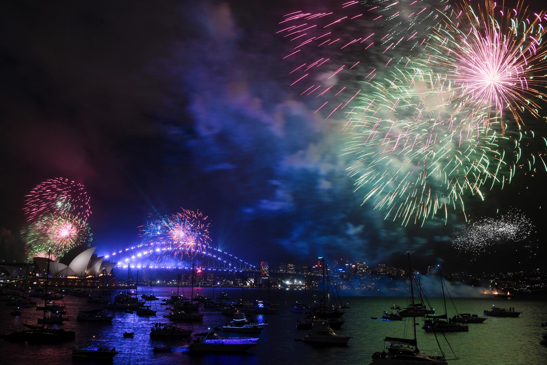 Fyverkerier över hamnen i Sydney, som ringer in det nya året klockan två på eftermiddagen, svensk tid.