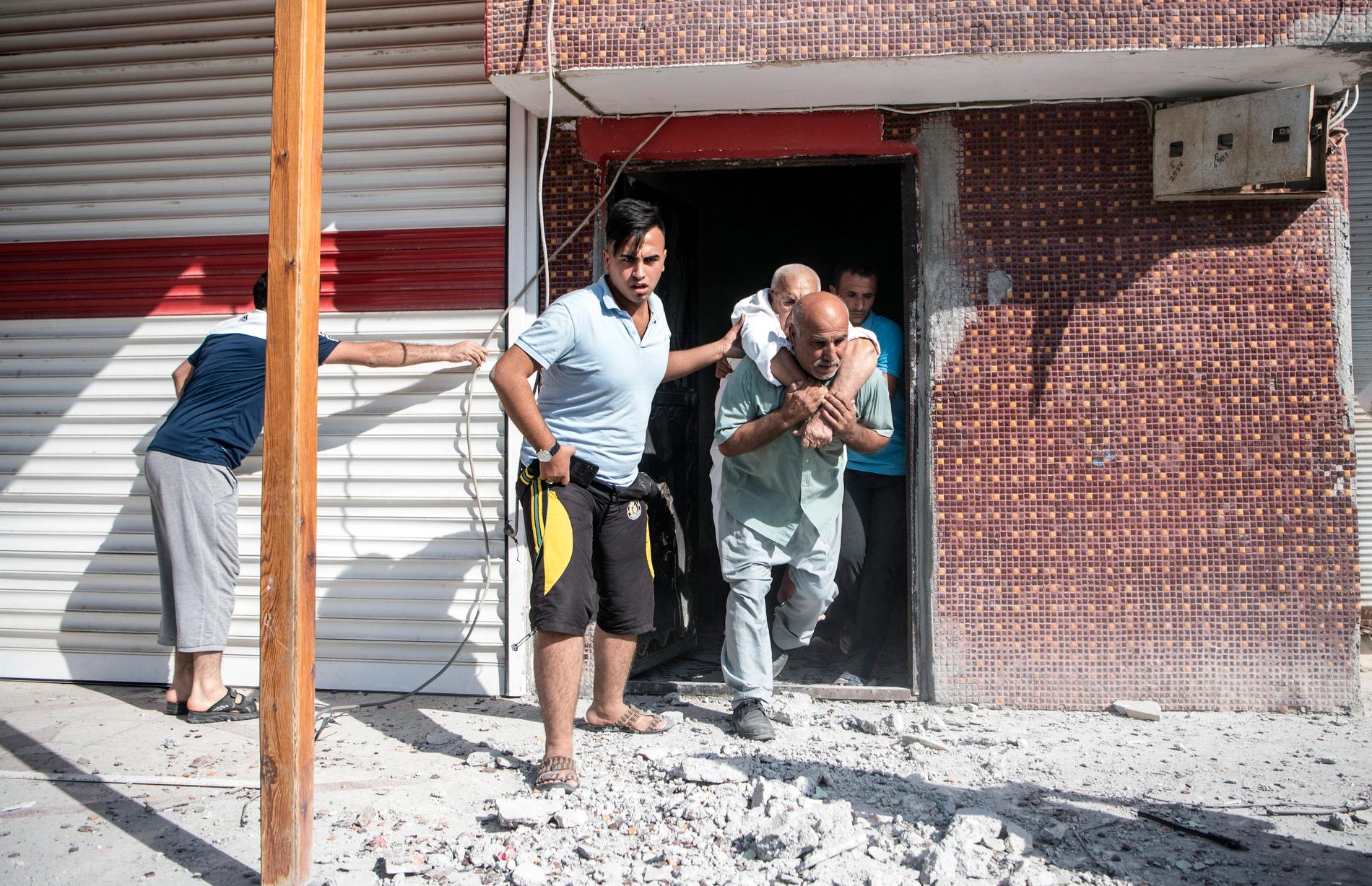 En skadad man i Akcakale, sydöstra Turkiet, efter att en granat skjutits över gränsen inifrån Syrien. 