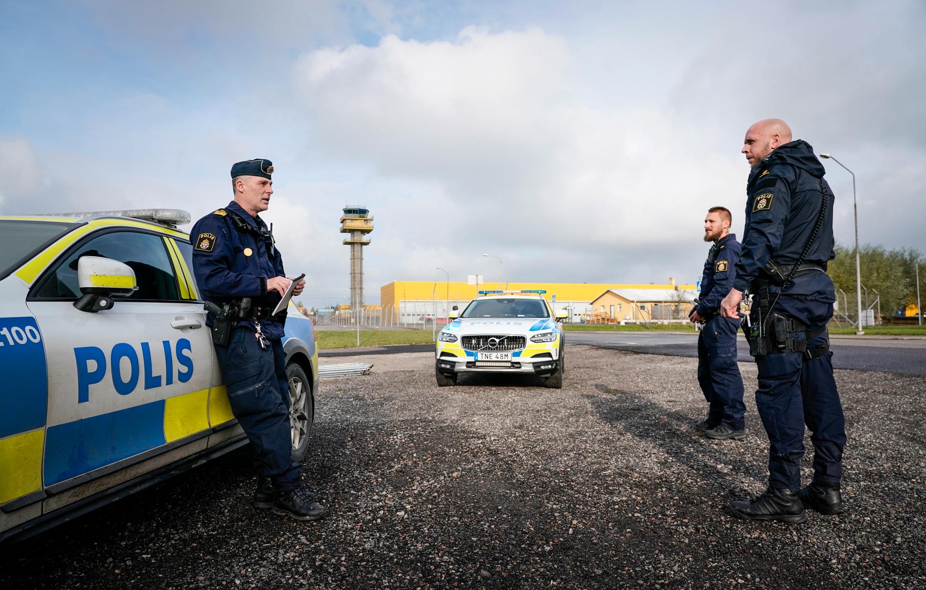 Poliser på plats vid Malmö Airport sedan en kvinna tagit sig in på landningsbanan.