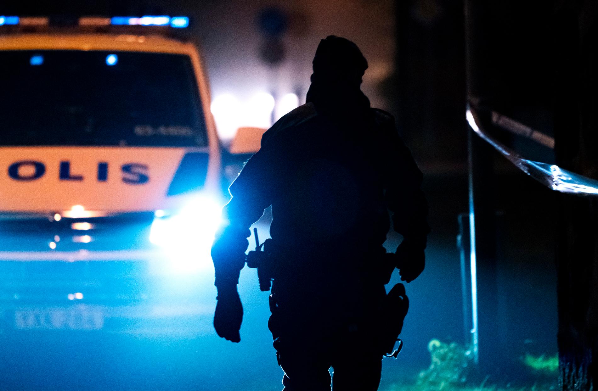 Polis och avspärrningar vid en fastighet i Åstorp efter att en kvinna i 50-årsåldern hittats död. Arkivbild.