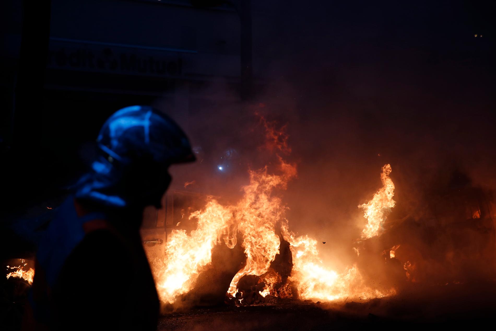 Brandkåren fick rycka in under lördagens våldsamma demonstration i Paris.
