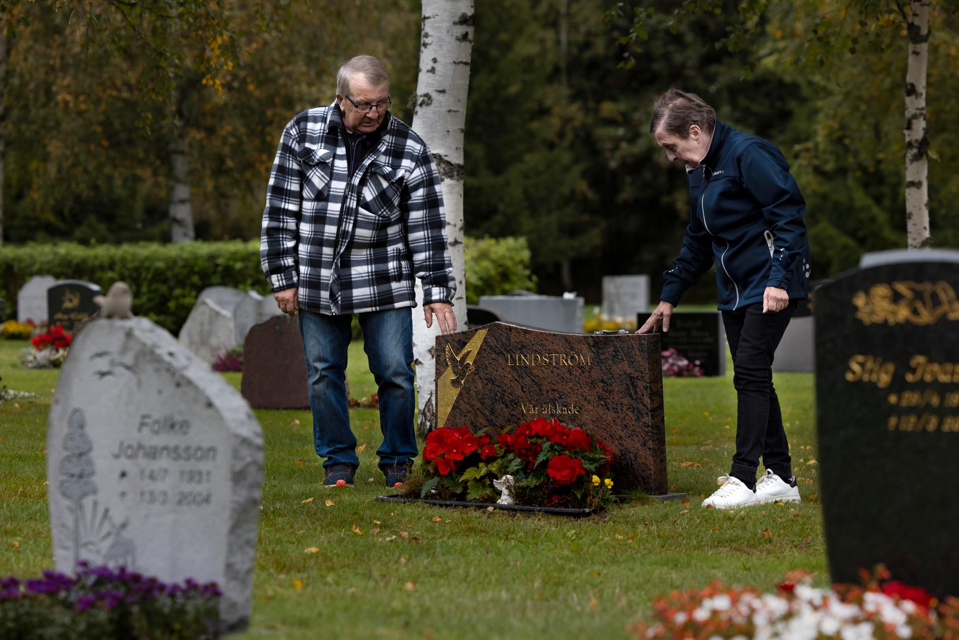 Malins föräldrar besöker dotterns grav utanför Örnsköldsvik.