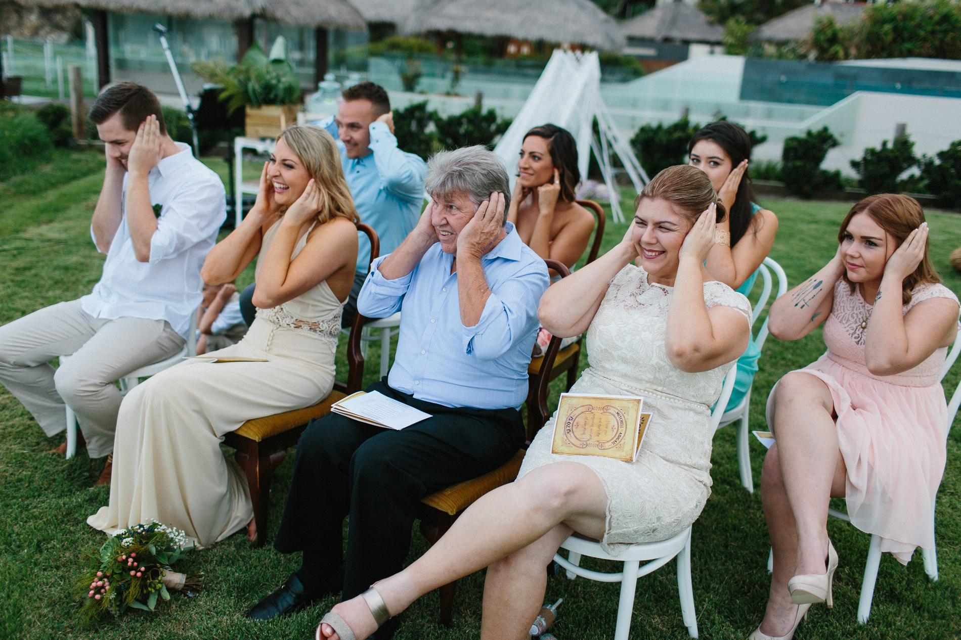 Brudparet bad vigselförrättaren be gästerna hålla för öronen. Foto: Thomas Stewart