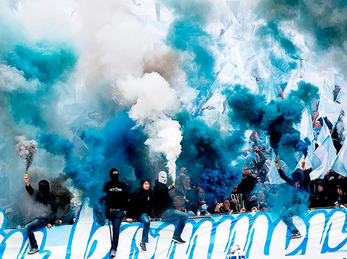 Malmö FF:s klack firar med rök och pyroteknik i en segermatch mot Helsingborg.