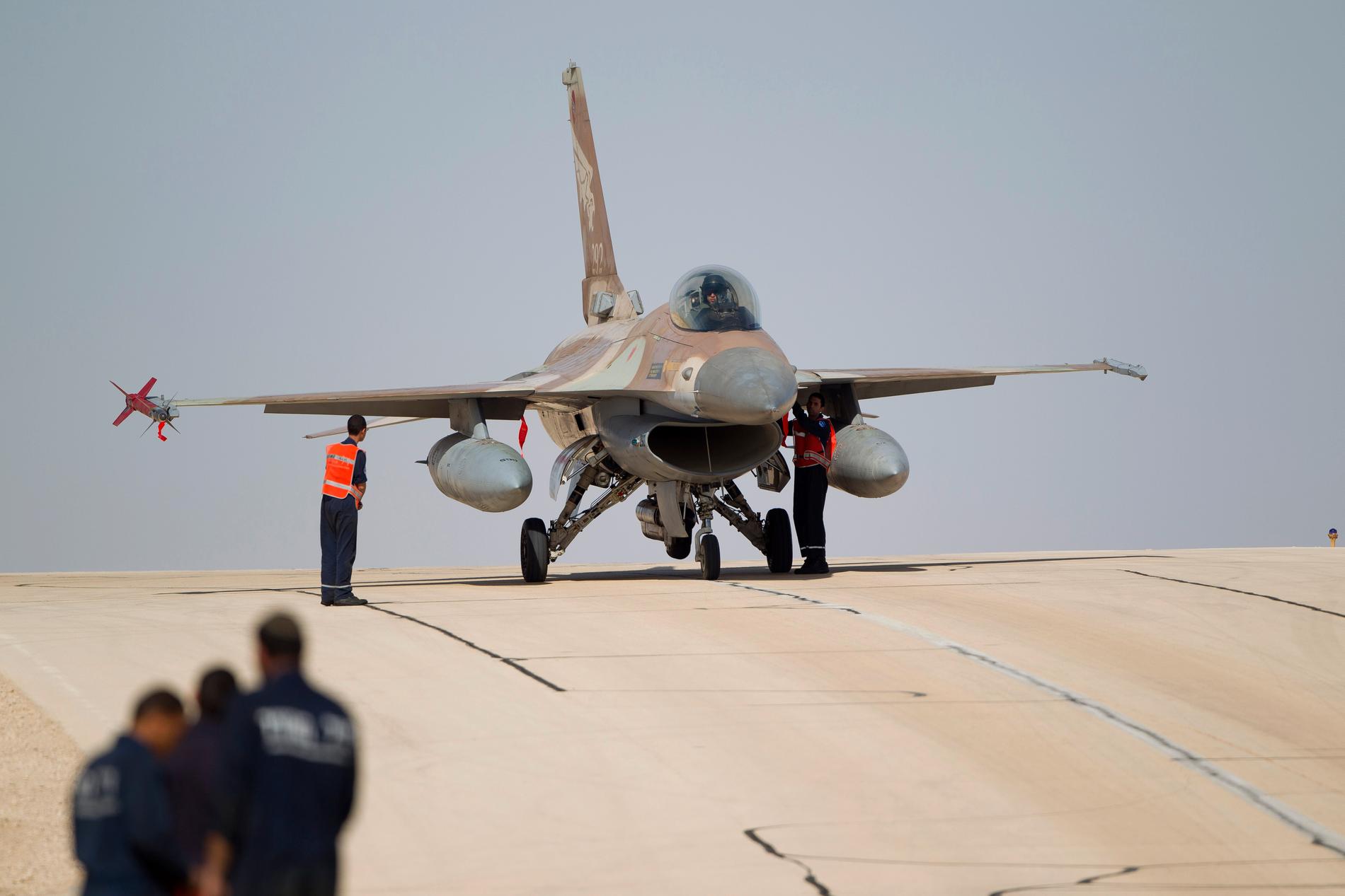 Israel har anfallit mål i östra Syrien. På bilden ett israeliskt F-16-flygplan. Arkivbild.