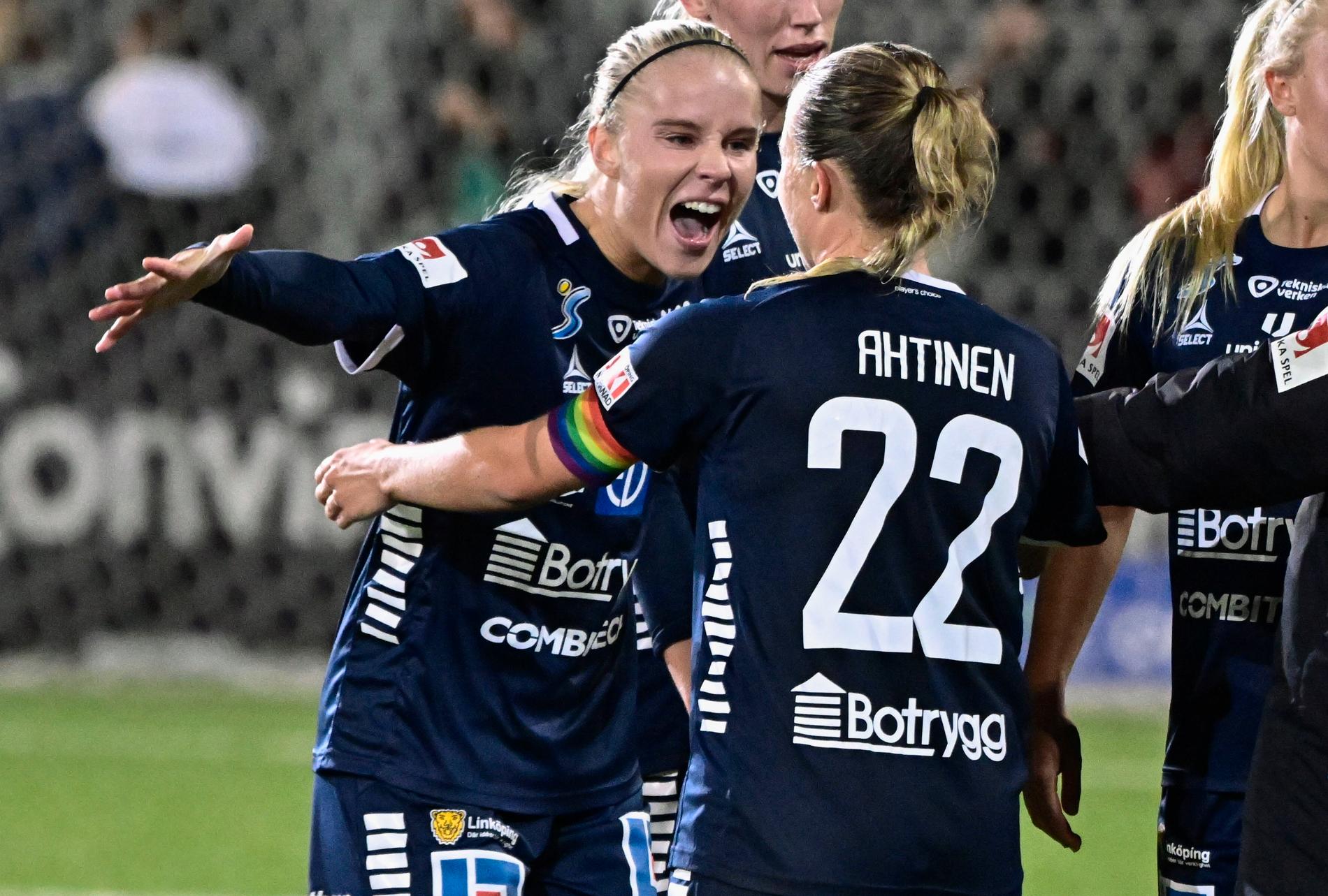 Linköpings Stina Lennartsson och Linköpings lagkapten Olga Adela Ahtinen jublar efter en match i damallsvenskan som Telias kunder nu ser ut att gå miste om. Arkivbild.