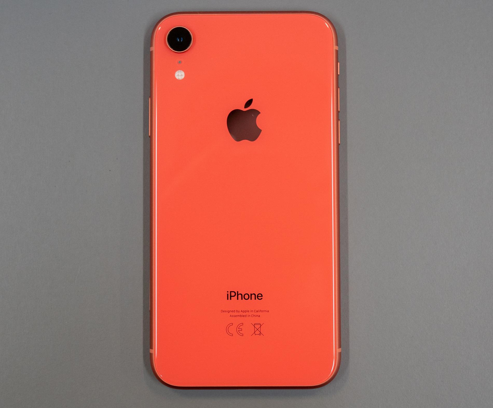 Iphone Xr kommer i flera roliga färger – den här kallas korallröd.