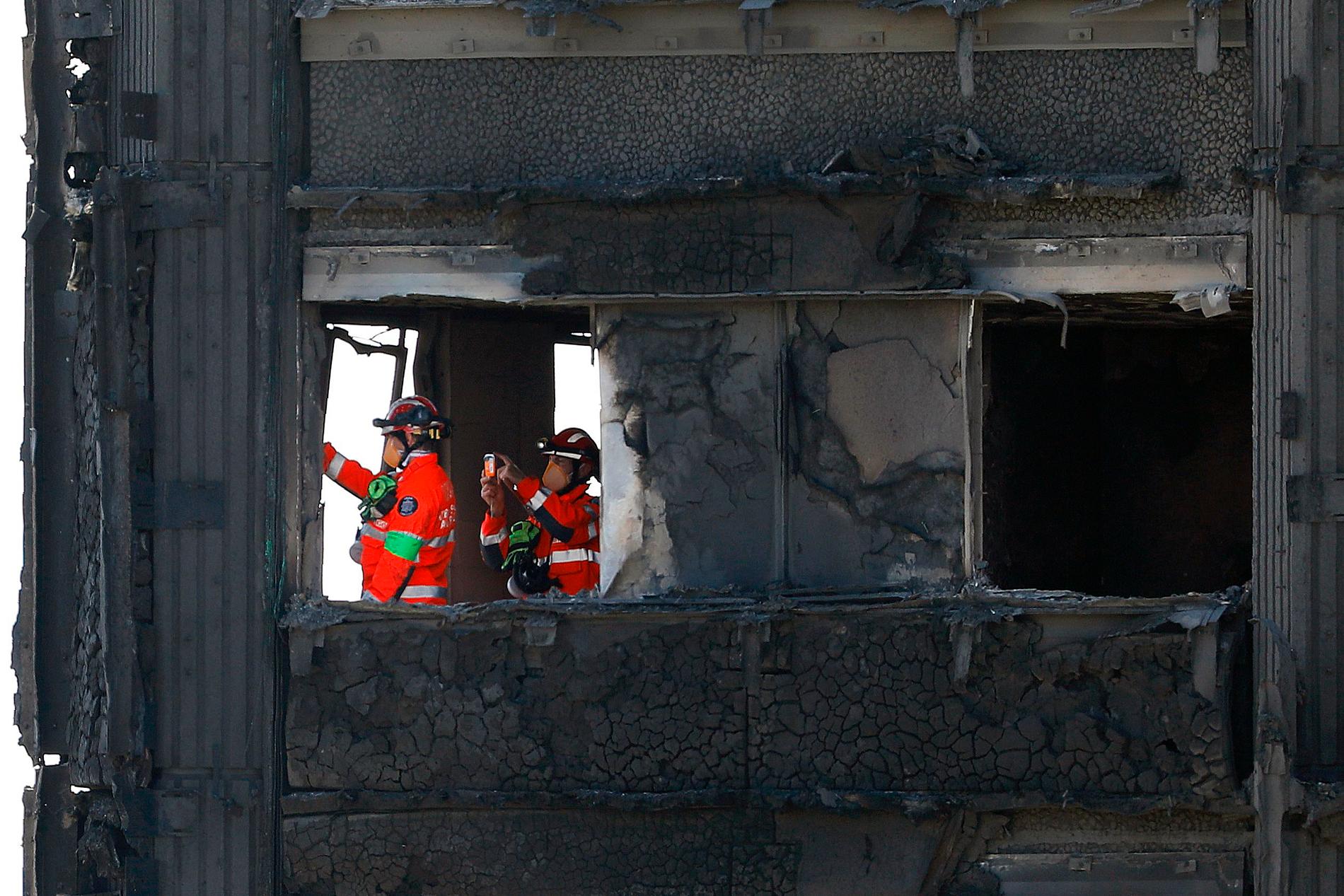 ”Search and Rescue” personal söker igenom Grenfell Tower efter branden.