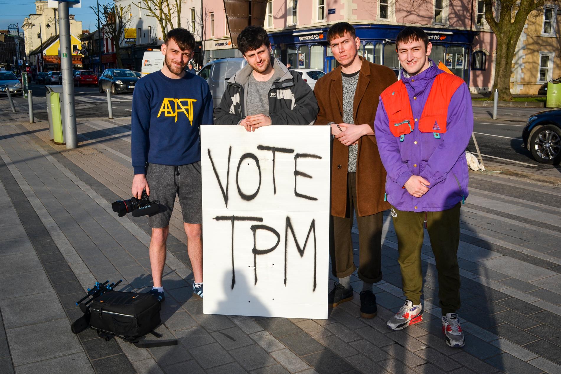 Andrew McGahon, Jack O'Donnell och bröderna Charles och Andrew Hendy manar invånarna i Dundalk att rösta på brödernas hiphopduo TPM. Fast egentligen stöder de vänsterpartiet Sinn Féin.