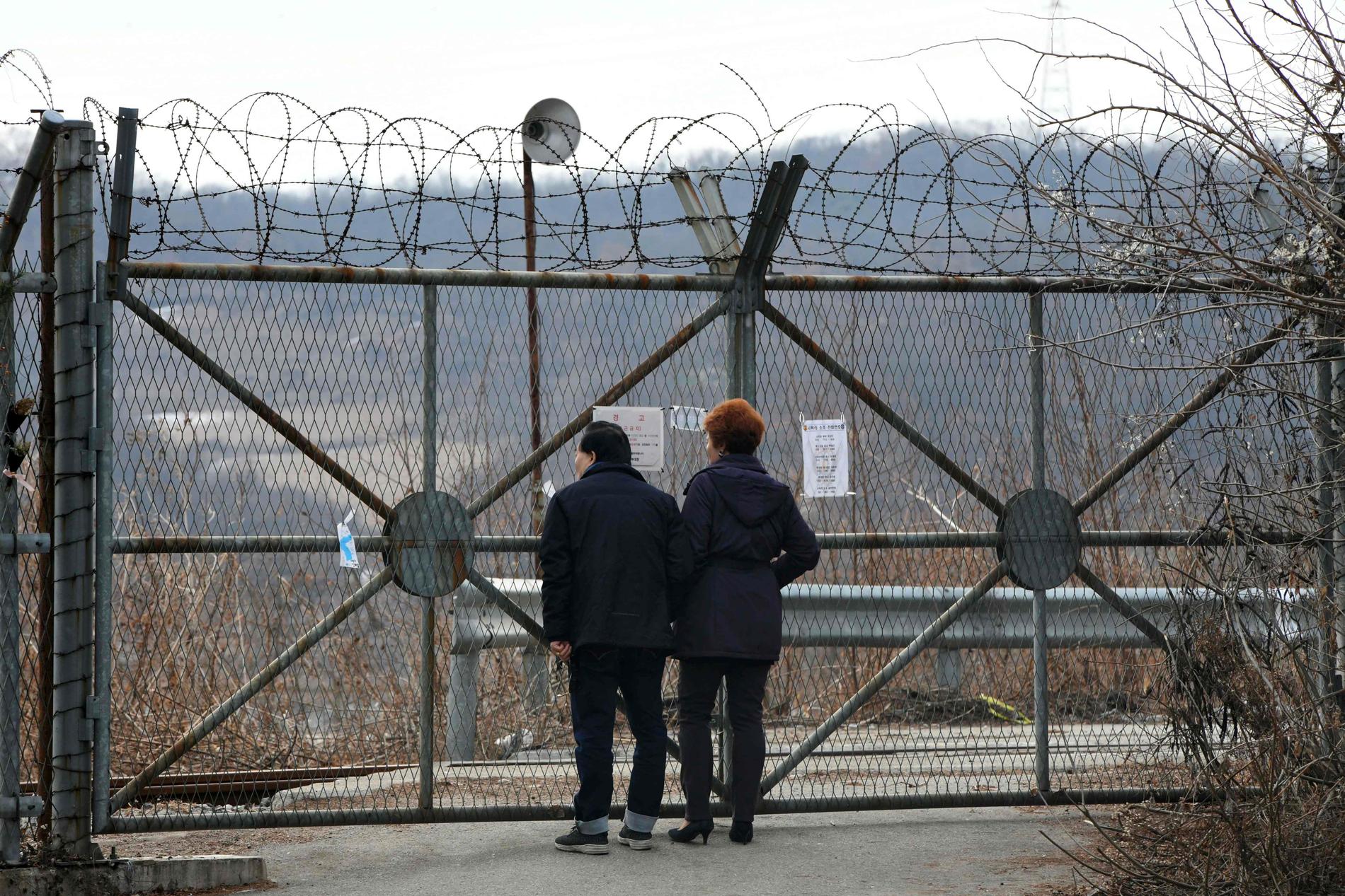 Ett par tittar genom ett stängsel vid Imjingak peace park nära den demilitariserade zonen. 