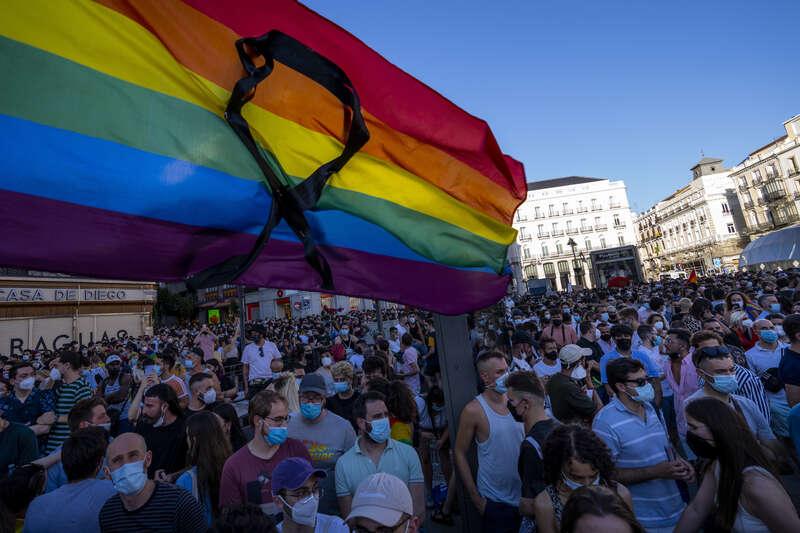 Attacken har väckt starka reaktioner i Spanien. Demonstranter med regnbågsflaggor tog till gatorna med krav på bättre skydd för hbtq-personer.